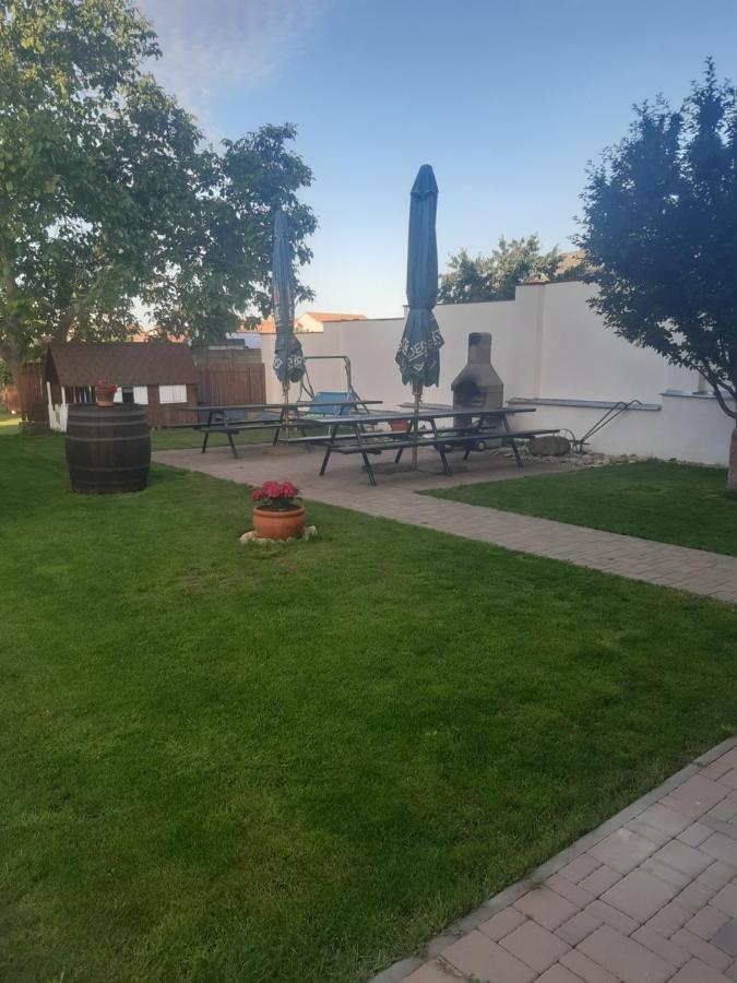 Penzion U Dvou Lip Drnholec Bagian luar foto